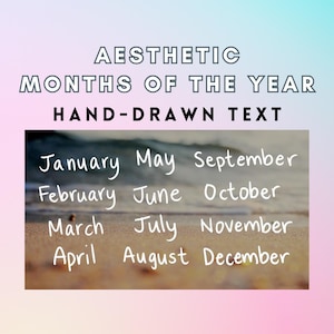 Può includere: Un grafico digitale con il testo AESTHETIC MONTHS OF THE YEAR HAND-DRAWN TEXT in alto. Sotto, i dodici mesi dell'anno sono scritti in un carattere bianco disegnato a mano su uno sfondo sfocato di una spiaggia sabbiosa e onde del mare.