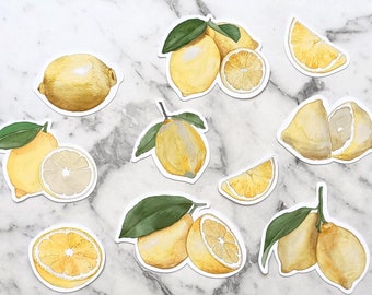 Könnte beinhalten: Ein Set mit 11 Aquarell-Zitronen-Stickern. Die Sticker zeigen ganze Zitronen, Zitronenscheiben und Zitronenhälften. Die Zitronen sind gelb mit grünen Blättern.