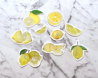 Könnte beinhalten: Ein Set mit 10 Aquarell-Zitronen-Stickern. Die Sticker zeigen ganze Zitronen, Zitronenscheiben und Zitronenspalten. Die Sticker sind perfekt, um Ihrem Planer, Journal oder Laptop einen Hauch von Sommer zu verleihen.