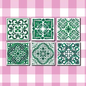 Puede incluir: Seis baldosas cuadradas con intrincados patrones florales verdes y blancos se muestran sobre un fondo a cuadros rosa y blanco. Las baldosas presentan varios diseños simétricos, mostrando un efecto de acuarela. La firma del artista, "Sara", está en la esquina inferior derecha.