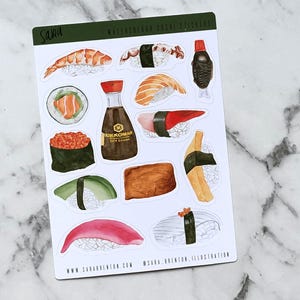 Aquarell kleiner Sushi Aufkleberbogen mit 13 handgemalten Designs - fügen Sie einen Hauch von Sushi Liebe zu Ihrem Laptop, Journal oder Geschenken