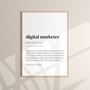 Può includere: Una definizione in bianco e nero del termine "digital marketer" con una descrizione divertente del lavoro. La definizione recita: "Una persona che trasforma clic casuali in oro digitale, o anche un esploratore del vasto panorama digitale alla ricerca di nuovi clienti e conversioni. Con un occhio alle analisi e l’altro al feed di Instagram, conduce la sua missione attraverso il mondo di 30 alla ricerca del Santo Graal dei tassi di clic. Vedi anche: "non ci sono lead."