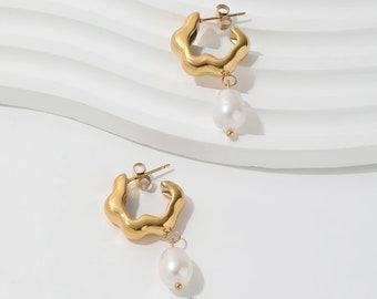 Cute pearl earrings rare find!