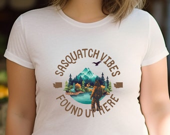 Sasquatch Vibes encontrado aquí PNW camiseta entusiasta al aire libre, Bigfoot Nature Lover camiseta caprichosa tranquila montañas camisa noroeste del Pacífico