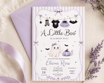 Pode incluir: Um cartão de convite para chá de bebê com fundo listrado em roxo claro, apresentando um varal com meias pretas e brancas, um body preto, um tutu roxo e um morcego. Inclui um fantasma, uma abóbora roxa e o texto A Little Boo IS ALMOST DUE.