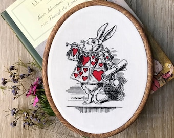 Coniglio Bianco • Le avventure di Alice nel Paese delle Meraviglie • Arte del cerchio ricamato a mano • Illustrazione di Sir John Tenniel Letteratura classica Lewis Carroll