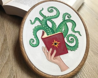 Il Necronomicon • Arte del telaio da ricamo e acquerello • Orrore cosmico di Cthulhu Lovecraft • Design originale moderno cucito a mano