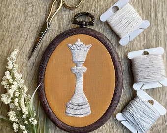 Gambetto della Regina • Mini ricamo del pezzo degli scacchi • Cerchio per pittura con filo dettagliato fatto a mano Art