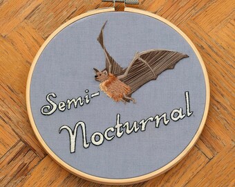Creatura notturna • Pipistrello ricamato a mano • Arte del cerchio • Originale moderno fatto a mano spettrale • Per le persone che non dormono • Insonni