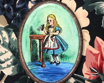 Drink Me • Le avventure di Alice nel Paese delle Meraviglie • Illustrazione ricamata a mano dalla letteratura classica • Sir John Tenniel, Lewis Carroll