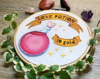 Pozione d'amore • Arte del cerchio fantasy stravagante • Ricamo con acquerello • Originale fatto a mano • Estetica Girlypop stregata Cottagecore
