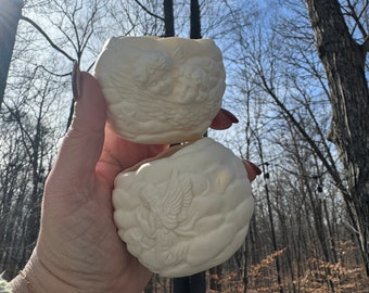 Juego de 2 portaplatos de porcelana color marfil con forma de ángel y querubín.