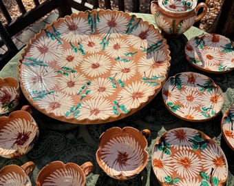 Juego de 12 tazas de té, platos de ensalada, tetera y cuenco grande de cerámica mexicana vintage pintados a mano con motivos florales.