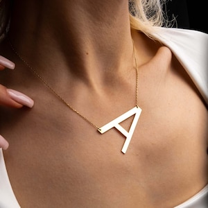 Collar con inicial de oro personalizado con letra grande y nombre de lado, regalo de joyería de verano personalizado hecho a mano para ella