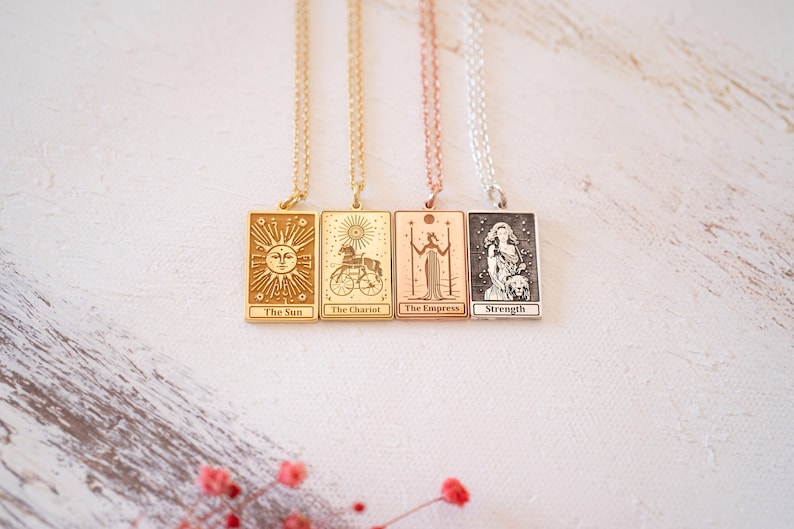 Gold Tarot Card Necklace: Personalized Tarot Pendant Jewelry, Tarot Card Charm Gift for Her, Customized Gold Tarot Necklace imagem 8