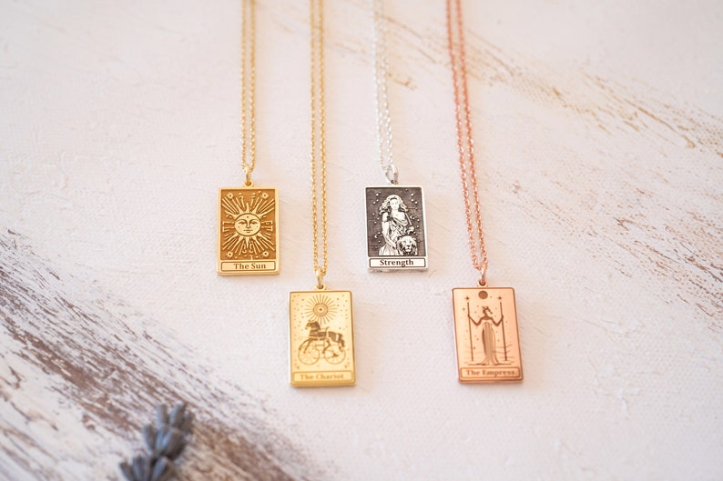 Gold Tarot Card Necklace: Personalized Tarot Pendant Jewelry, Tarot Card Charm Gift for Her, Customized Gold Tarot Necklace imagem 9