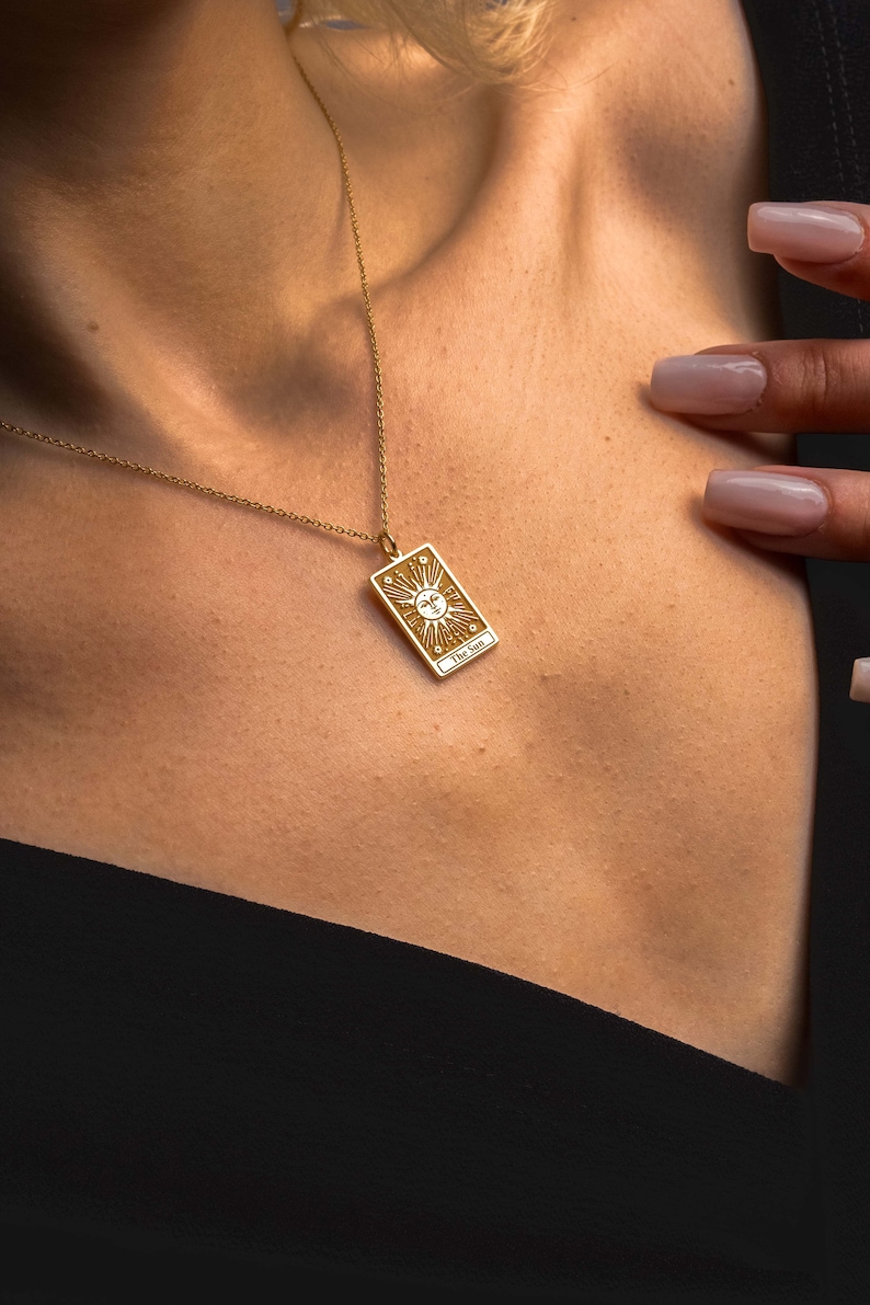 Gold Tarot Card Necklace: Personalized Tarot Pendant Jewelry, Tarot Card Charm Gift for Her, Customized Gold Tarot Necklace imagem 2