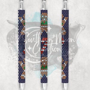 Puede incluir: Tres bolígrafos de estilo con un patrón geométrico azul, blanco, rojo y marrón. Los bolígrafos tienen una parte superior e inferior plateadas.