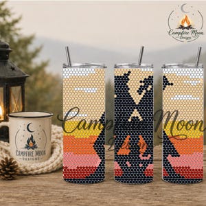 Puede incluir: Tres vasos cilíndricos con tapas y pajitas, con un patrón hexagonal repetitivo en tonos blanco, beige, amarillo, naranja, rosa y rojo, con una silueta oscura de una cadena montañosa y árboles superpuesta sobre el fondo colorido.