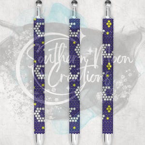 Op de afbeelding: Drie stylus pennen met een kralenontwerp. De pennen hebben een zilveren punt en een zwarte stylus punt. Het kralenontwerp is een patroon van donkerblauwe, witte en gele stippen. De tekst "Southern Moon Creations" staat op de achtergrond.