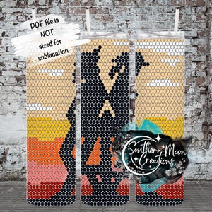Puede incluir: Un diseño de sublimación para un vaso de 20 oz con un patrón geométrico en negro, blanco, naranja, amarillo y rojo. El diseño incluye una cordillera y nubes.
