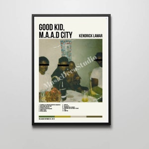 Puede incluir: Una portada de álbum en blanco y negro para el álbum "Good Kid, M.A.A.D City" de Kendrick Lamar. La portada presenta una foto de cuatro personas sentadas en una mesa. El título del álbum está impreso en texto blanco sobre un fondo negro. La fecha de lanzamiento del álbum está impresa en texto negro sobre un fondo blanco. La lista de canciones del álbum está impresa en texto negro sobre un fondo blanco.