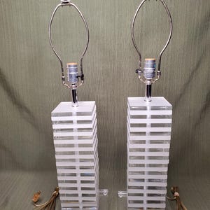 VINTAGE *PAAR* großer gestapelter Lucite Tischlampen Mid Century MCM
