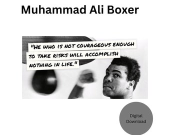 Puede incluir: Foto en blanco y negro de Muhammad Ali boxeando. La cita "HE WHO IS NOT COURAGEOUS ENOUGH TO TAKE RISKS WILL ACCOMPLISH NOTHING IN LIFE." es visible en la imagen.