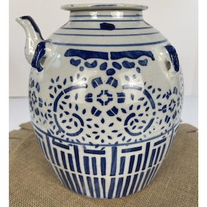 Blue White Chinese Wine Pot Water Jug Spouted Vase Lid Vintage Asian Decor Chinoiserie Vase Grand Millennial Blue and White Decor Free Ship