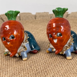 Rare Vintage Pair of Kitsch Mid Century Salt Pepper Shakers Japan Anthropomorphic Carrots, Salt Pepper Shaker Set, Made in Japan, FREE SHIP