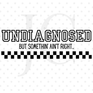 Niet gediagnosticeerd, maar er klopt iets niet PNG, digitaal ontwerp, geestelijke gezondheid png, grappige shirts, humor voor volwassenen, dammen png, trending png, svg