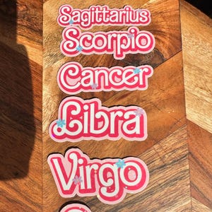 Adesivo Holográfico do Signo do Zodíaco | Adesivo Astrológico Bonito da Barb para Notebook, Laptop, Capa de Celular, Garrafa de Água, Presente, Anos 90, Y2K, Rosa Millennial