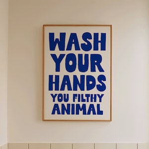 Lávate las manos, animal inmundo. Impresión artística. Póster de baño con tipografía divertida. Impresión artística de baño azul. Decoración de inodoro. Arte divertido para baño.