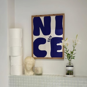 Leuke billenkunstafdruk | Marineblauwe badkamer met grappige typografie (digitale download)