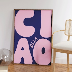 Impresión artística de Ciao Bella / Póster de estilo preppy femenino en rosa y azul, decoración del hogar de moda, póster tipográfico, arte de dormitorio femenino, arte de decoración de dormitorio
