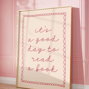 Es un buen día para leer un libro Impresión artística / Póster para el hogar dibujado a mano en color rosa, póster para amantes de los libros, decoración de dormitorio, decoración de estanterías de libros