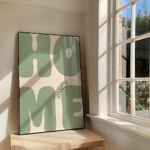 Konsttryck med "Välkommen hem"-motiv i entrén | Salviagrön retrotypografi med fetstil (digital nedladdning)