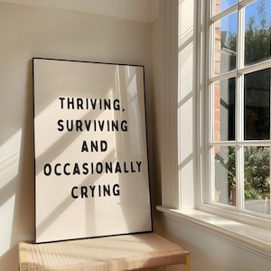 Impressão "Prosperando, Sobrevivendo, Chorando de Vez em Quando" | Decoração Minimalista e Divertida para Escritório em Casa (Download Digital)