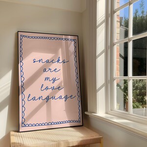 Stampa artistica da cucina "Gli snack sono il mio linguaggio dell'amore" / Decorazione per la casa rosa chiaro e blu (download digitale)