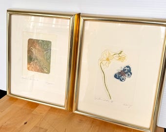 Juego de 2 láminas vintage enmarcadas y firmadas: "Western Birds I" de Catherine Sigman y "Splendor 4" de Wong.