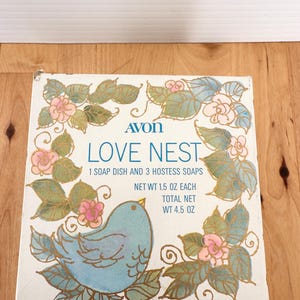 Puede incluir: Caja vintage Avon Love Nest con un dise&ntilde;o de p&aacute;jaro azul y floral. La caja contiene un jabonera y tres jabones para invitados. El peso neto total es de 127,5 gramos.