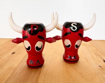 Salero y pimentero de toro de madera roja vintage