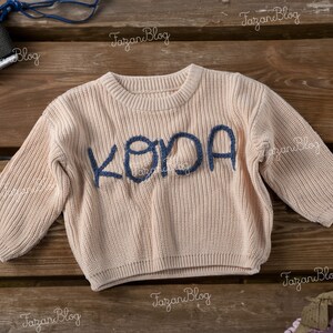 Maglione per bambini personalizzato con nome e monogramma ricamati a mano Un ricordo speciale per la tua bambina Regalo perfetto della zia immagine 1