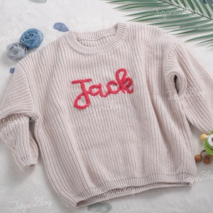 Maglione per bambini personalizzato con nome e monogramma ricamati a mano Un ricordo speciale per la tua bambina Regalo perfetto della zia immagine 3