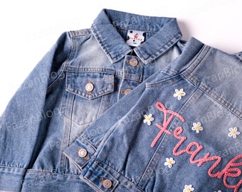 Individuell bestickte Mädchen-Jeansjacke mit personalisiertem Namen – einzigartige Oberbekleidung für stilvolle Mädchen – perfektes Geburtstagsgeschenk