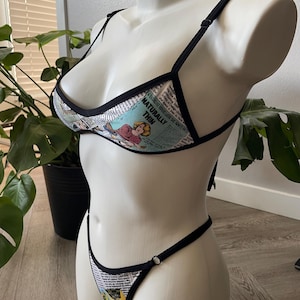 Set bikini micro tanga fatto a mano con stampa a fumetti, regolabile, perfetto per festival e rave.