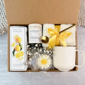 Caja de regalo Sunshine: Paquete de autocuidado con manta, calcetines y vela.