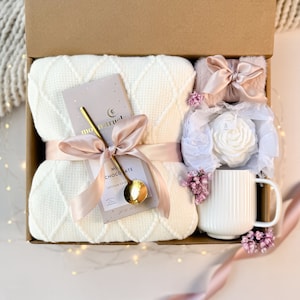 Hygge Gift Box for Her: Cozy Blanket, Mug & Rose Candle