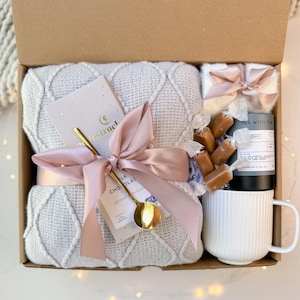 Caja de regalo de primavera para ella: manta, taza y dulces.