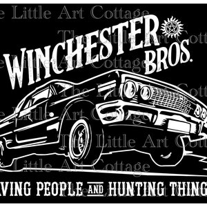 以下が含まれることがあります： クラシックカーの白黒イラスト。車の上と下に「WINCHESTER BROS.」と「SAVING PEOPLE AND HUNTING THINGS」の文字が書かれている。車のボンネットには五芒星のシンボルがある。